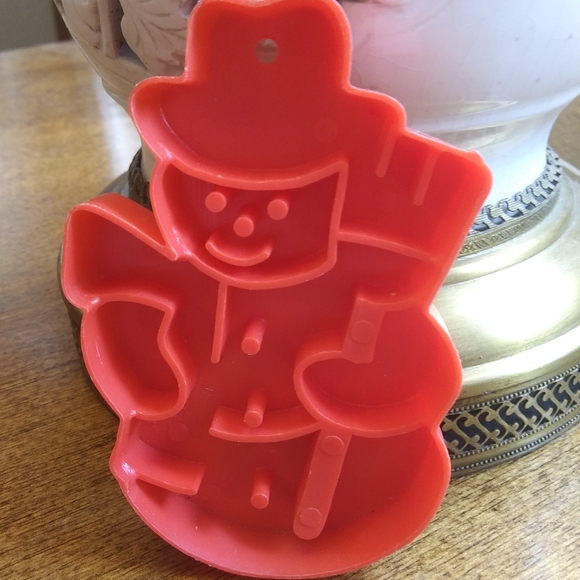 1978 Red Snowman Plastic Cookie Cutter - Picture 1 of 2